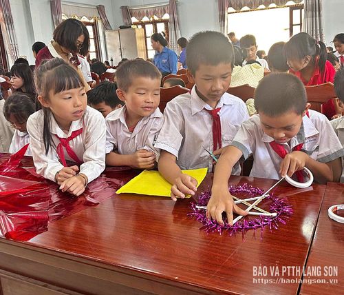 Các em học sinh Trường Phổ thông Dân tộc bán trú Tiểu học và THCS Quý Hòa, xã Quý Hòa trang trí đèn ngôi sao đón Tết Trung thu