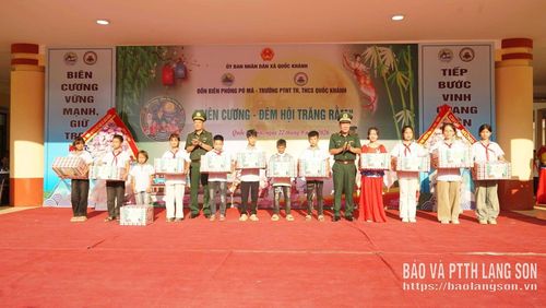 Lãnh đạo Bộ tư lệnh BĐBP và Ban Chỉ huy BĐBP Lạng Sơn tặng quà Trung thu cho học sinh Trường Phổ thông nội trú Tiểu học và THCS Quốc Khánh