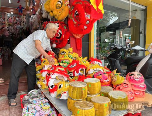 Đồ chơi phục vụ Tết Trung thu với mẫu mã đẹp nhưng khách mua vẫn dè dặt - Ảnh: L.T