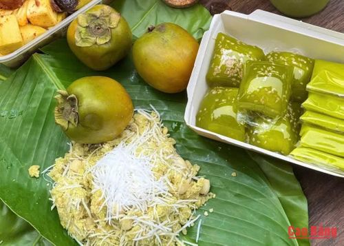 Xôi cốm ngọt bùi, dẻo thơm, quyện cùng vị béo của dừa và cái bùi thanh của hạt sen, gói trọn hương vị dịu dàng của mùa Thu.
