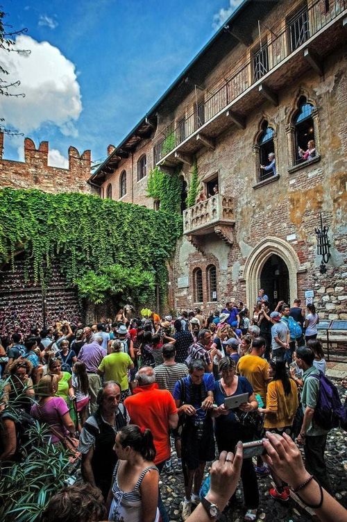 Ban công Casa di Giulietta là địa điểm nhiều khách du lịch ưa thích. Ảnh: