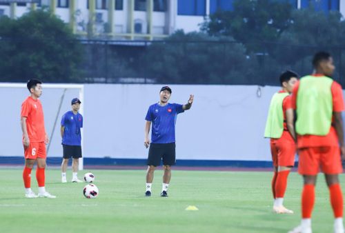 HLV Kim nhắc nhở cầu thủ.
