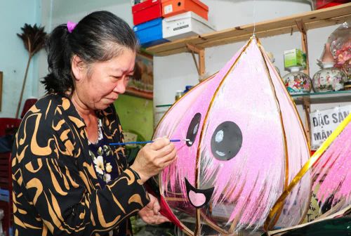 Lồng đèn Bé Sen - hình ảnh của Đồng Tháp, sản phẩm mới năm nay được bà Ngân tâm đắc