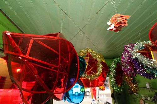 Những chiếc lồng đèn với nhiều hình dáng, màu sắc sẵn sàng đến tay trẻ em trong mùa Trung thu