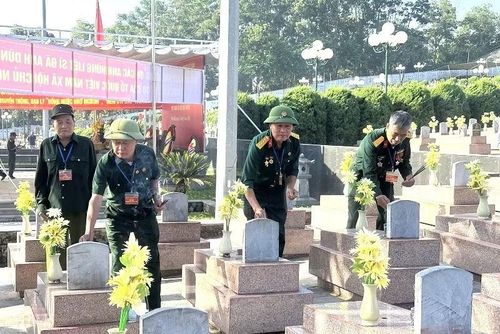 Các cựu chiến binh dâng hương tri ân trên từng phần mộ liệt sĩ tại Nghĩa trang Liệt sĩ Tông Khao. (Ảnh: LÊ LAN)