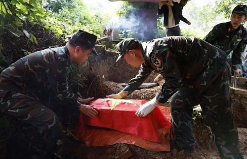 Trung tá Đào Xuân Trường cùng cán bộ, chiến sĩ Bộ Chỉ huy quân sự tỉnh Điện Biên thực hiện cất bốc hài cốt liệt sĩ hy sinh trong trận đánh Him Lam - trận đánh mở màn Chiến dịch Điện Biên Phủ. (Ảnh: LÊ LAN)
