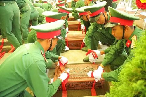 Từ hôm nay, các anh yên nghỉ bên đồng đội. (Ảnh: LÊ LAN)