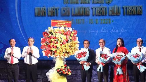 Lãnh đạo Thành phố Hồ Chí Minh tặng hoa chúc mừng lãnh đạo Sở Văn hóa và Thể thao, lãnh đạo Nhà hát Cải lương Trần Hữu Trang. (Ảnh: HỒNG HẠNH)
