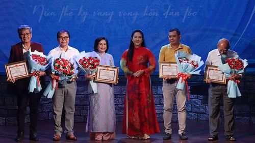 Nghệ sĩ Nhân dân Nguyễn Thị Thanh Thúy, Phó Giám đốc Sở Văn hóa và Thể thao Thành phố Hồ Chí Minh trao giấy khen, hoa tri ân tặng đại diện là các vị nguyên trưởng đoàn. (Ảnh: HỒNG HẠNH)