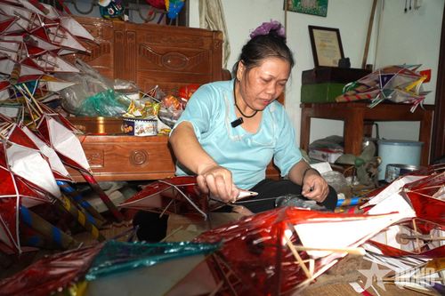 Nghệ nhân Nguyễn Thị Tuyến tỉ mỉ hoàn thiện những chiếc đèn ông sao truyền thống.