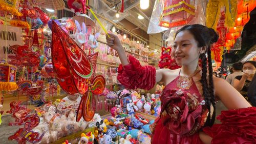  Bạn sinh viên Chu Thị Thiên thích thú với chiếc lồng đèn cá chép dán giấy kiếng truyền thống. Ảnh: ĐÌNH DƯ 