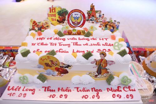 Nhiều em nhỏ ở Làng Trẻ vừa vui Trung thu, vừa được đón tuổi mới trong vòng tay yêu thương của mọi người.