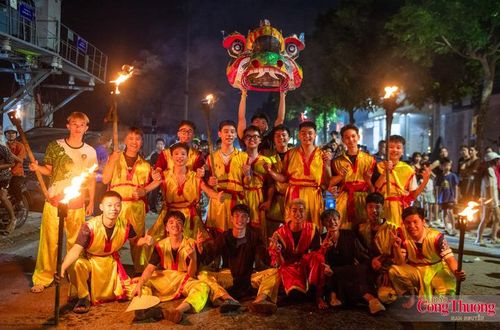 Giữa tốc độ đô thị hóa, có những điều không cần đứng yên để được gìn giữ. Truyền thống ở Cao Hạ vẫn sống bởi mỗi năm lại có một thế hệ trẻ bước vào đội lân và tiếp tục đánh lên nhịp trống của mùa trăng.