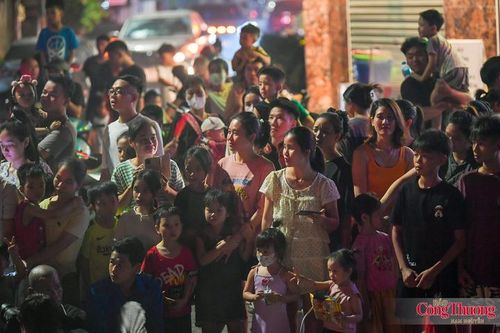 Đó còn là hình ảnh cả cộng đồng cùng bước ra khỏi nhà và đi theo đoàn khắp các con phố trong thôn.