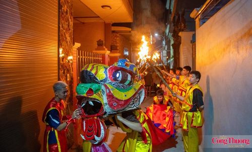 Những ngày cận Tết Trung thu, khi màn đêm vừa buông xuống, thôn Cao Hạ lại rộn ràng hơn thường ngày. Tiếng trống hội dồn dập từ đầu ngõ, tiếng chiêng vang lên giữa những mái nhà, kéo theo từng tốp trẻ nhỏ, người lớn nối nhau ra đường chờ đón đoàn lân.