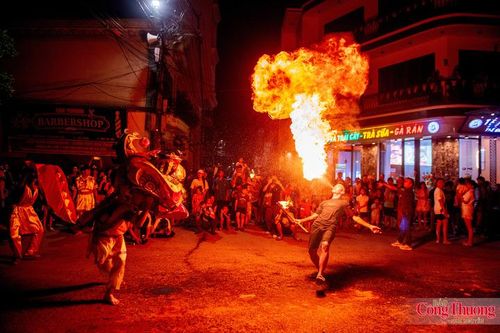 Trước khi biểu diễn thổi lửa, các thành viên cũng phải luyện tập, trong khi một số thanh niên đảm nhận việc giữ khoảng cách với người xem nhằm bảo đảm an toàn.