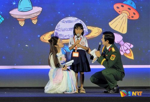 Em Blúp Thị Thanh Hà chia sẻ ước mơ của mình khiến nhiều người xúc động. Ảnh: ALĂNG NGƯỚC