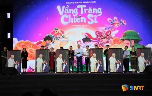 Nguyên Phó Chủ tịch Quốc hội Trần Quang Phương (giữa) tặng bức ảnh "Bác Hồ với thiếu nhi" cho Ban giám hiệu 6 trường nội trú liên cấp. Ảnh: ALĂNG NGƯỚC