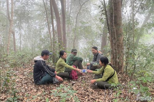 Giây phút nghỉ ngơi ngắn ngủi, chia nhau từng chai nước lọc trên đường tuần tra, kiểm soát rừng.