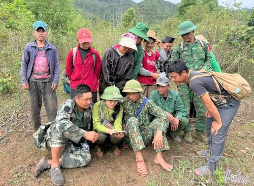 Pờ Mì Nò và người dân xã Sín Thầu tích cực tuần tra, bảo vệ những cánh rừng quê hương.