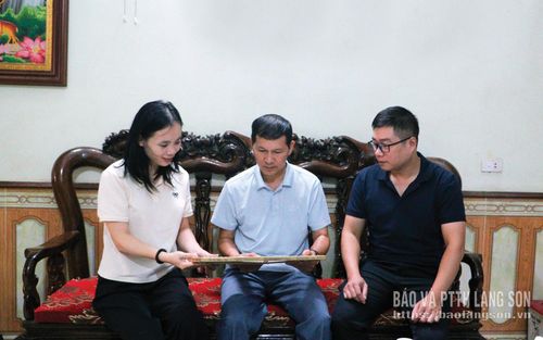 Ông Hoàng Xuân Thanh, thôn Nông Lục, xã Hưng Vũ (ở giữa) chia sẻ với cán bộ xã, phóng viên về những đóng góp của ông Hoàng Đình Ruệ