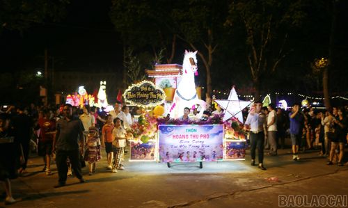Người dân và các em nhỏ tham gia rước đèn.