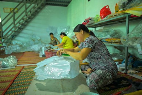 Những người thợ tỉ mỉ dán từng công đoạn