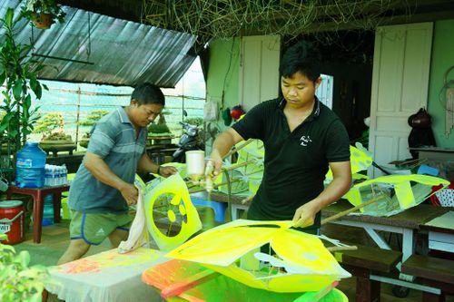 Anh Võ Ngọc Sơn (áo đen), người gắn bó cùng với ông Huỳnh hàng chục năm qua