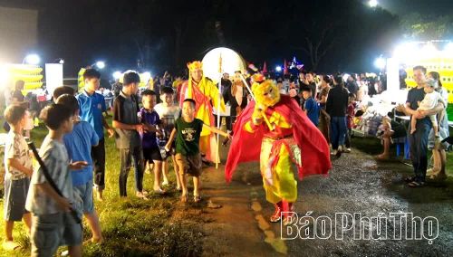 Trẻ em Mường Bi thích thú rước đèn trong đêm trung thu.