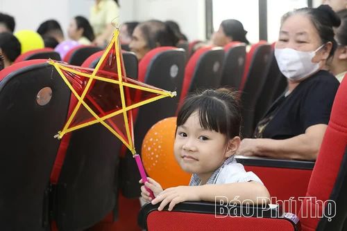 Dù đón Trung thu trong bệnh viện, các em nhỏ vẫn có thêm niềm vui từ sự quan tâm, động viên dành cho mình.
