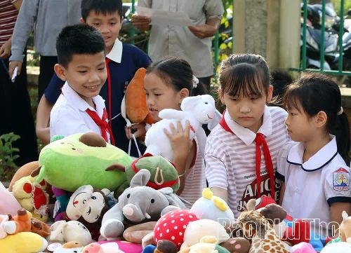 Các em nhỏ xã Toàn Thắng thích thú tự lựa chọn món quà mình yêu thích.