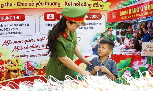 Những phần quà được trao tận tay các em nhỏ, gửi gắm sự quan tâm, sẻ chia trong ngày Tết của thiếu nhi.