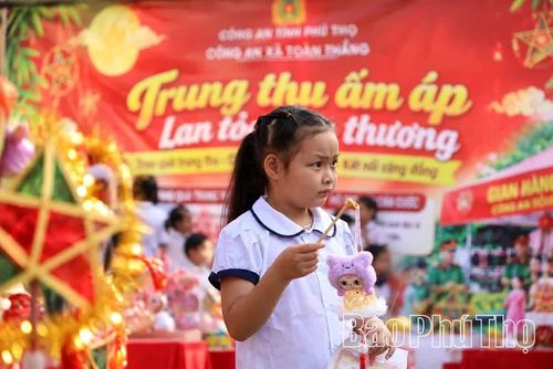 Những chiếc lồng đèn rực rỡ làm nên sắc màu ấm áp của mùa trung thu ý nghĩa.