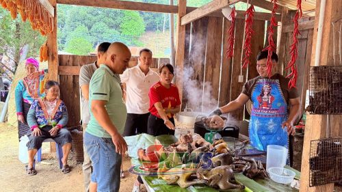 Gian hàng ẩm thực tại chợ phiên Pha Đin.