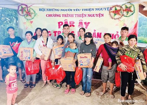 Các tình nguyện viên trao quà đến các cháu nhỏ nơi biên cương. Ảnh: Mến Nguyễn