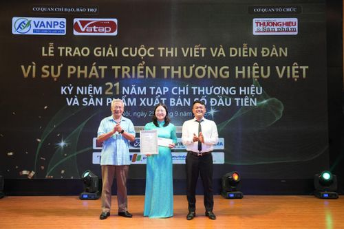 TS Trần Hồng Hà - Phó Chủ tịch kiêm Trưởng Ban tổ chức Hội Khoa học các sản phẩm thiên nhiên Việt Nam và Nhà báo Nguyễn Viết Hưng, Tổng Biên tập Tạp chí Thương hiệu và Sản phẩm, Trưởng ban Tổ chức cuộc thi trao giải nhất cho tác giả Lý Thị Thu.
