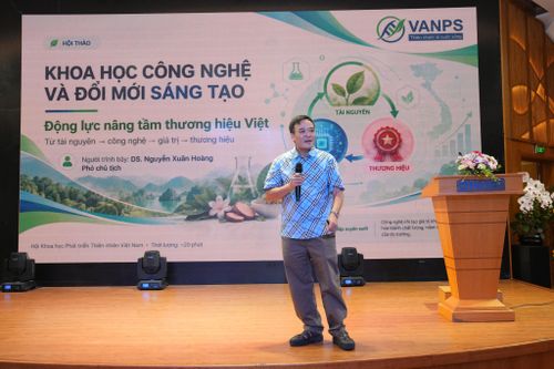 Ông Nguyễn Xuân Hoàng - Phó Chủ tịch Hội Khoa học các sản phẩm thiên nhiên Việt Nam trình bày tham luận.