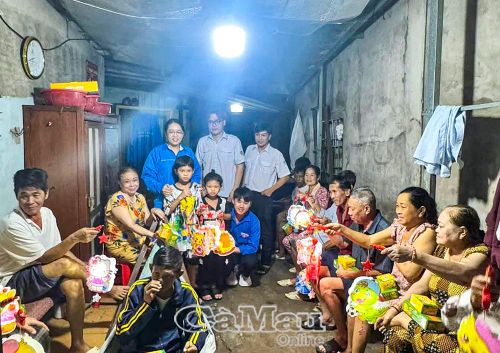 Tỉnh đoàn và Hội Sinh viên Việt Nam tỉnh Cà Mau tổ chức chương trình vui tết Trung thu cho các gia đình lao động nghèo.