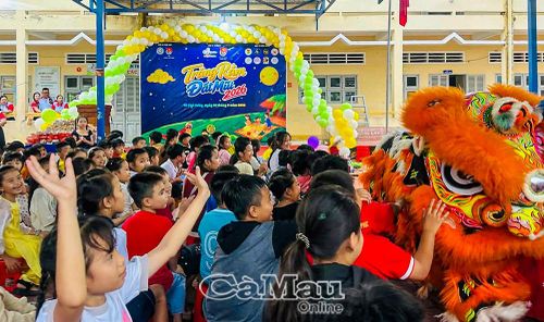 Các em nhỏ hào hứng xem múa lân.