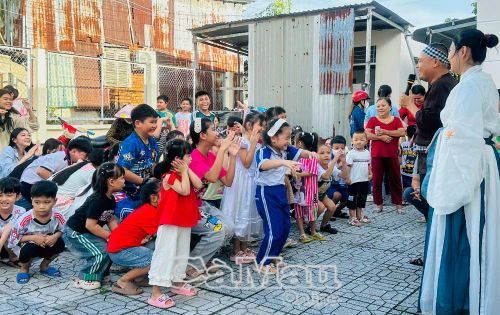 Các em giao lưu trò chơi cùng chị Hằng, chú Cuội.
