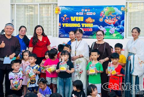 Đại diện các đơn vị đồng hành trao quà cho các em.