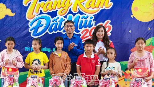 Phó Bí thư Tỉnh đoàn Trần Đăng Khoa và Phó Chủ tịch Hội Chữ thập đỏ tỉnh Hồ Quý Nhi trao quà Trung thu cho các em có hoàn cảnh khó khăn tại Trường Tiểu học Phú Hưng B.