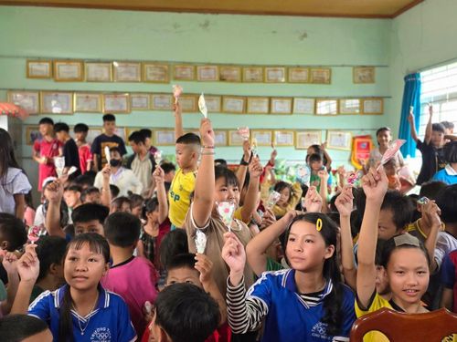 Các em nhỏ vui tươi, hào hứng với những món quà Trung thu giản dị