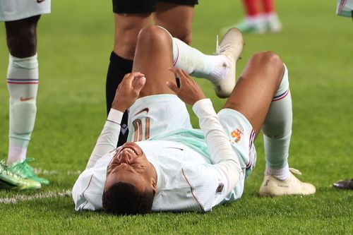 Kylian Mbappe dính chấn thương đầu gối. Ảnh: Reuters.