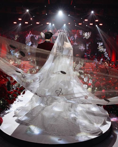 Chiếc veil của cô dâu được đính kết thủ công những nốt nhạc. Ảnh: FBNV.