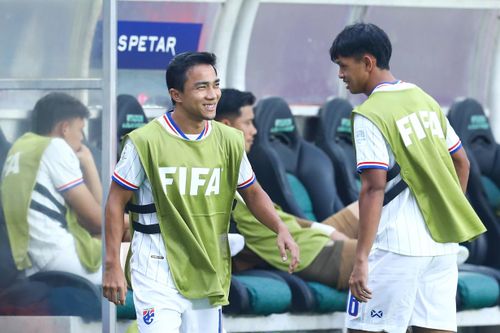 Thái Lan giành chiến thắng 4-0 trước Pakistan tại FIFA ASEAN Cup 2026 vào chiều ngày 26/09, nhưng một trong những hình ảnh đáng chú ý nhất của trận đấu lại nằm ngoài đường biên. Chanathip Songkrasin, ngôi sao giàu kinh nghiệm của đội bóng xứ chùa vàng, ngồi dự bị suốt 90 phút.
