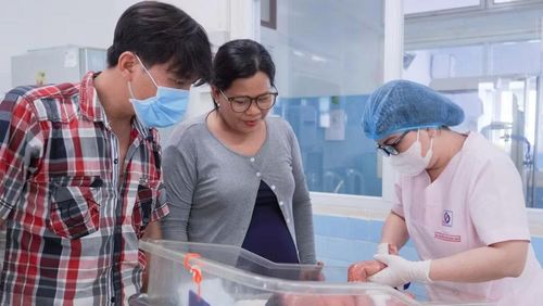 Nhân viên y tế chăm sóc trẻ sơ sinh. (Ảnh: CTV)