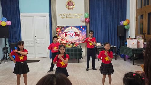 Chương trình biểu diễn văn nghệ của các em nhỏ. (Ảnh: PV)