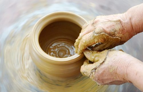 Người thợ khéo léo uốn nặn, tạo hình các sản phẩm gốm