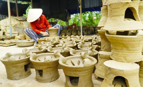 Gia công làm nguội và tô đắp thêm các hạng mục phụ cho gốm